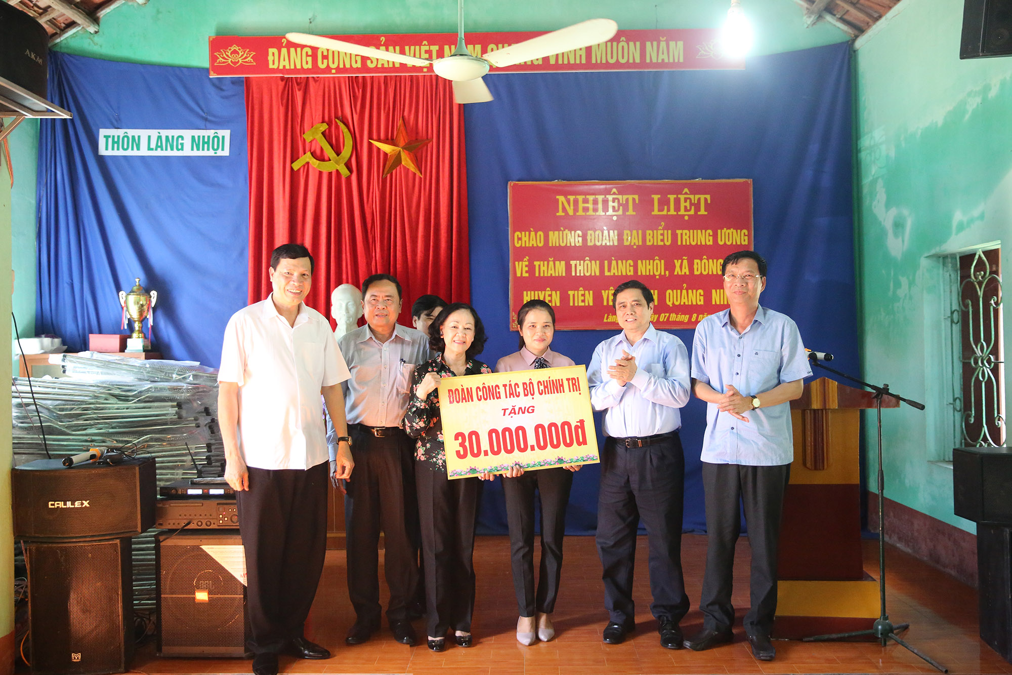 Đoàn cũng đã tới thăm và trao tặng quà cho chính quyền, nhân dân thôn Làng Nhội, xã Đông Hải, huyện Tiên Yên.