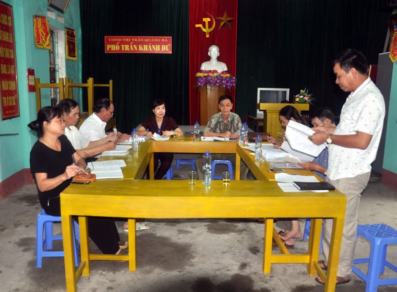 Thường trực Đảng ủy, HĐND thị trấn Quảng Hà giám sát việc thu, nộp và sử dụng Đảng phí 6 tháng đầu năm 2018 tại Chi bộ khu phố Trần Khánh Dư