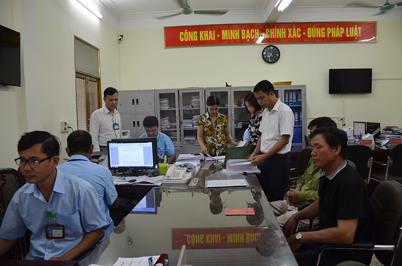 Lãnh đạo cơ quan tham mưu giúp việc chung Khối MTTQ và các đoàn thể giám sát việc thực hiện nhiệm vụ của cán bộ, công chức phường Nam Hòa