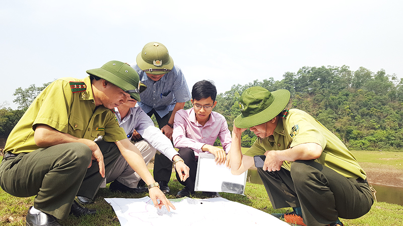 Lực lượng kiểm lâm khảo sát hiện trạng rừng phòng hộ Yên Lập