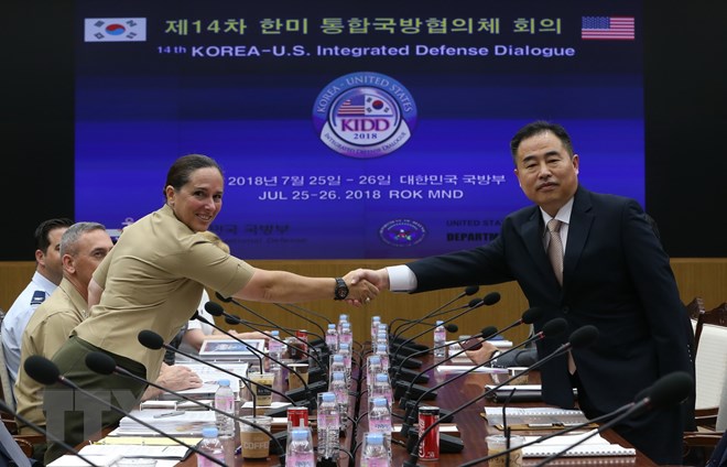 Thứ trưởng phụ trách Chính sách Quốc phòng Hàn Quốc Yeo Suk-joo (phải) và quyền Phó Trợ lý Bộ trưởng Quốc phòng Mỹ Roberta Shea (trái) tại cuộc đối thoại ở Seoul, ngày 26/7. (Nguồn: YONHAP/TTXVN)