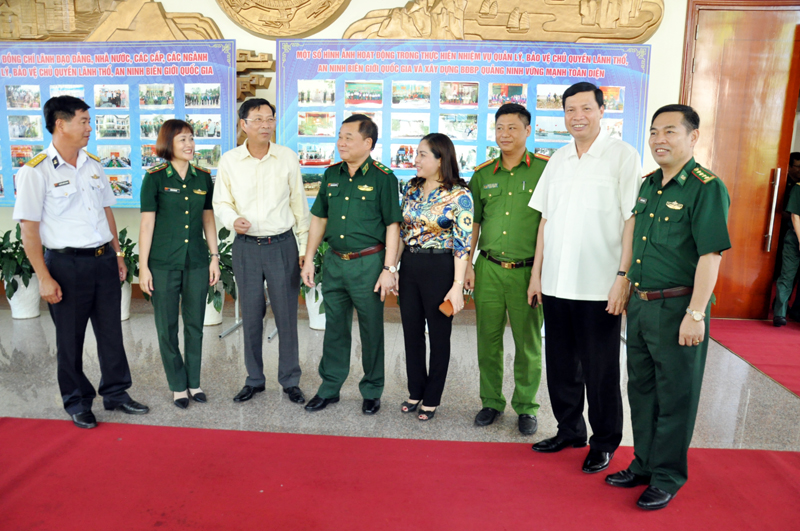 Các đồng chí lãnh đạo Bộ Tư lệnh BĐBP Việt Nam, lãnh đạo Tỉnh ủy, UBND tỉnh trò chuyện với các đại biểu về dự hội nghị