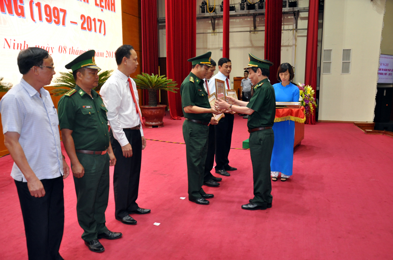Lãnh đạo Bộ Tư lệnh Bộ đội Biên phòng Việt Nam khen thưởng cho những tập thể, cá nhân của Quảng Ninh có thành tích xuất sắc trong 20 năm thực hiện Pháp lệnh Bộ đội Biên phòng