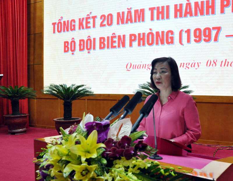 Đồng chí Vũ Thị Thu Thủy, Phó Chủ tịch UBND tỉnh báo cáo kết quả 20 năm thi hành Pháp lệnh Bộ đội Biên phòng của tỉnh Quảng Ninh.