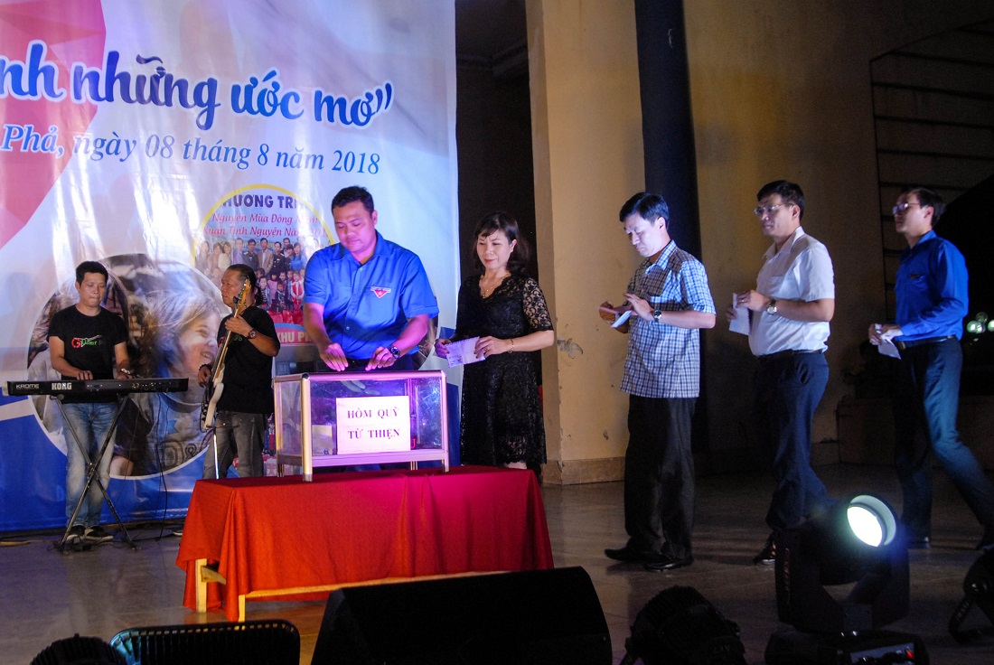 Các đại biểu tham dự đêm nhạc quyên góp tiền hỗ trợ trẻ em nghèo.