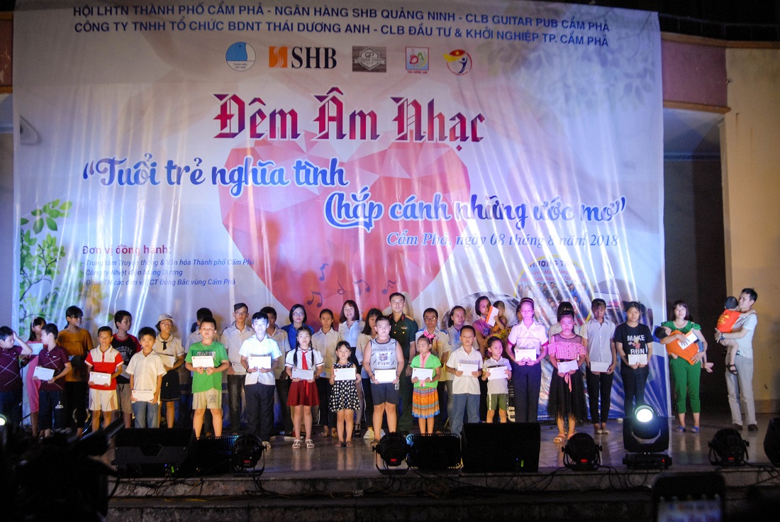 36 em nhỏ, đại diện cho 136 em có hoàn cảnh khó khăn trên địa bàn TP Cẩm Phả, nhận phần quà từ Ban tổ chức Chương trình.