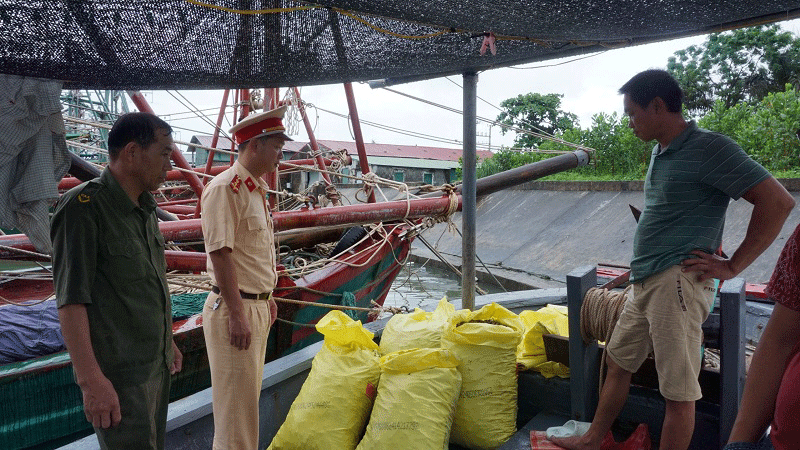 Lực lượng chức năng huyện Hải Hà bắt giữ tàu khai thác thủy sản trái phép tại vùng biển xã Phú Hải (Hải Hà) ngày 26/7.