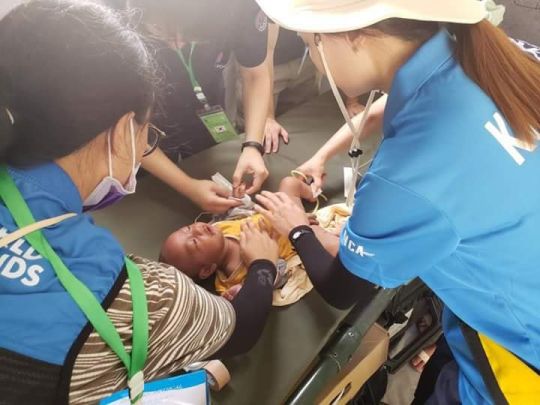 Đội ngũ tình nguyện viên y tế đã cấp cứu cho cậu bé. Ảnh: Metro
