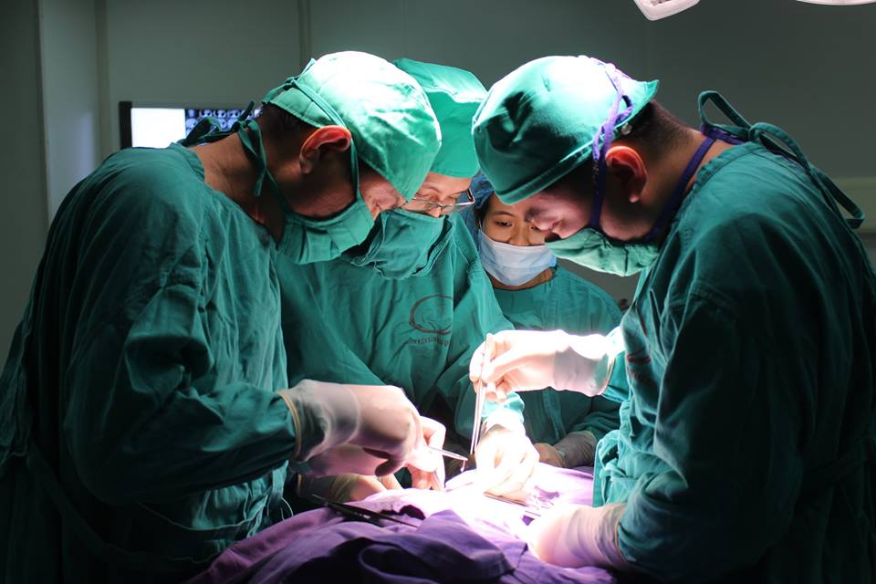 Ca phẫu thuật do bác sĩ Nguyễn Quốc Hùng, Giám đốc Bệnh viện Sản Nhi Quảng Ninh trực tiếp thực hiện. Ảnh do Bệnh viện Sản Nhi Quảng Ninh cung cấp