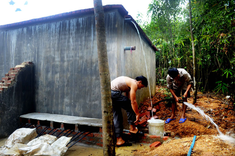 Người dân Nà Cáng tự vận động nhau xây bể để đưa nước hợp vệ sinh về thôn