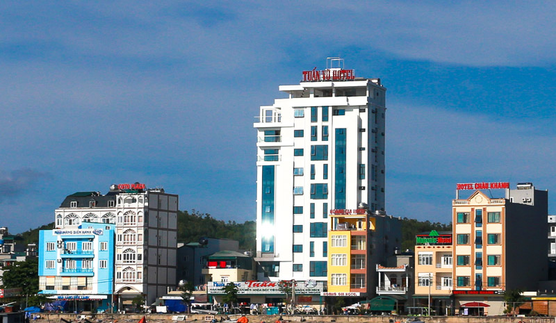 Khách sạn Tuấn Vũ nổi bật nhìn từ cầu cảng Cô Tô.
