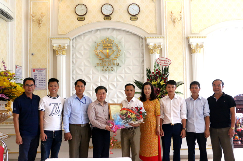 Phó Chủ tịch UBND huyện Cô Tô Lê Hồng Giang (thứ tư, trái sang) trao quyết định công nhận hạng cơ sở lưu trú 3 sao cho khách sạn Tuấn Vũ.