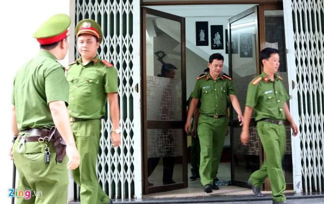Cảnh sát đang khám xét nơi ở của Nguyễn Công Lang (cựu Giám đốc Công ty quản lý nhà Đà Nẵng). Ảnh: Đoàn Nguyên.