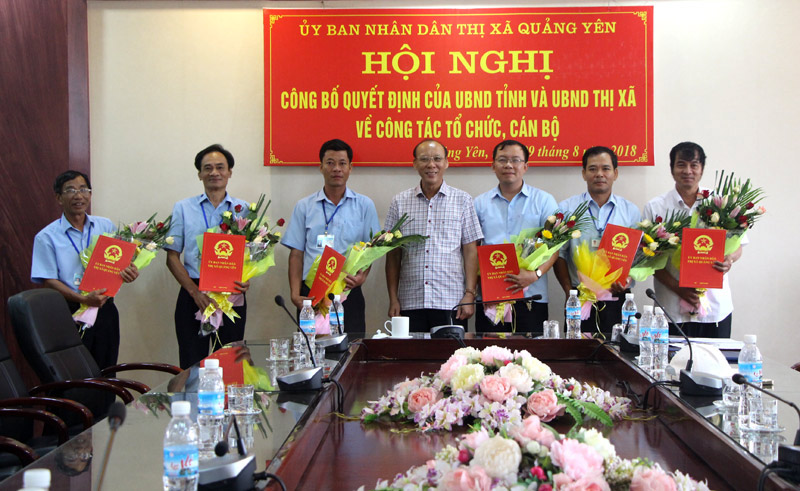 Chủ tịch UBND TX Quảng Yên Trần Đức Thắng trao Quyết định của UBND tỉnh về việc sáp nhập Ban Quản lý thủy sản Đông Yên Hưng vào Trung tâm Dịch vụ kỹ thuật nông nghiệp thị xã.