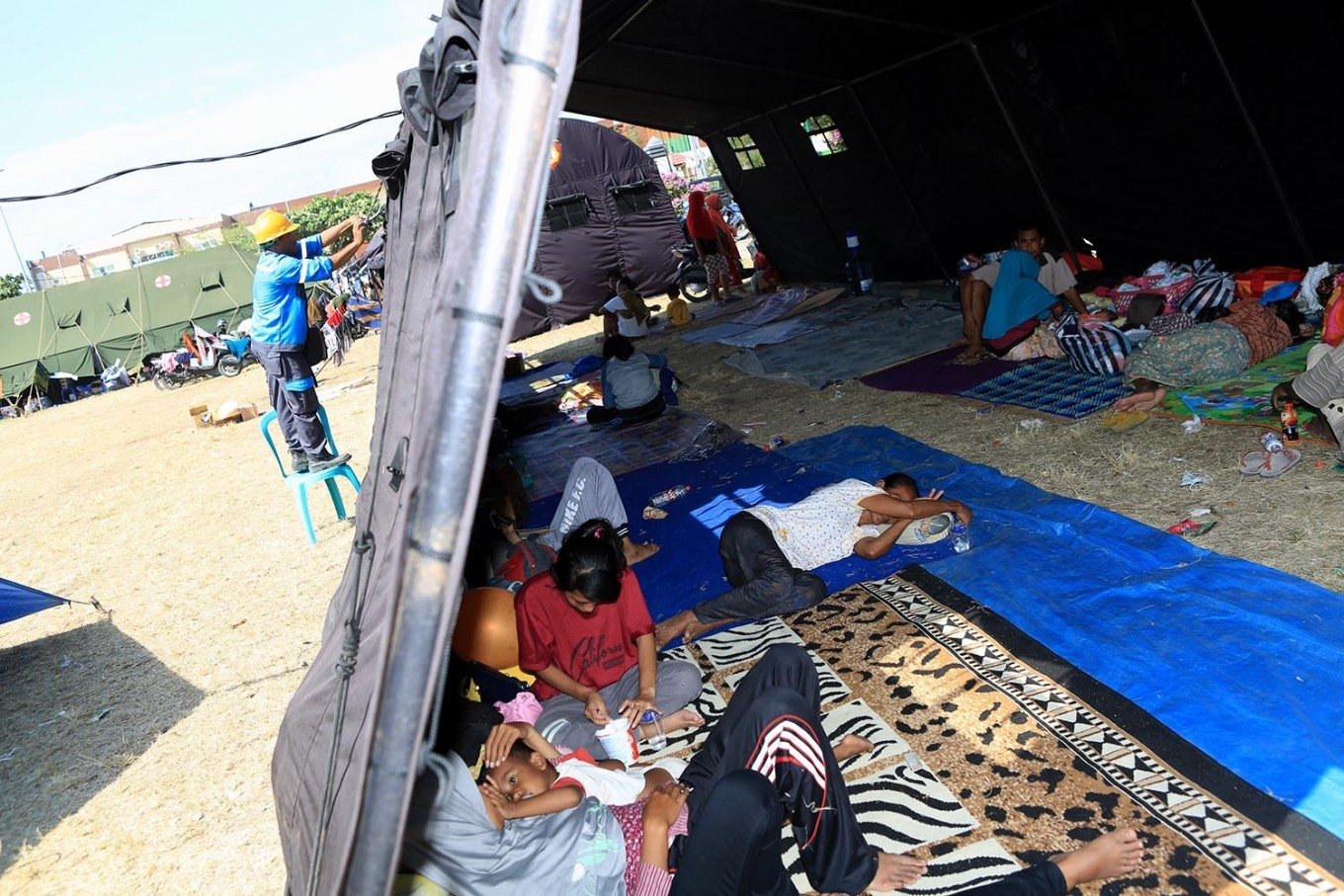 Người dân trú trong lều tạm gần bệnh viện Tanjung trên đảo Lombok (ảnh: Jakarta post) 
