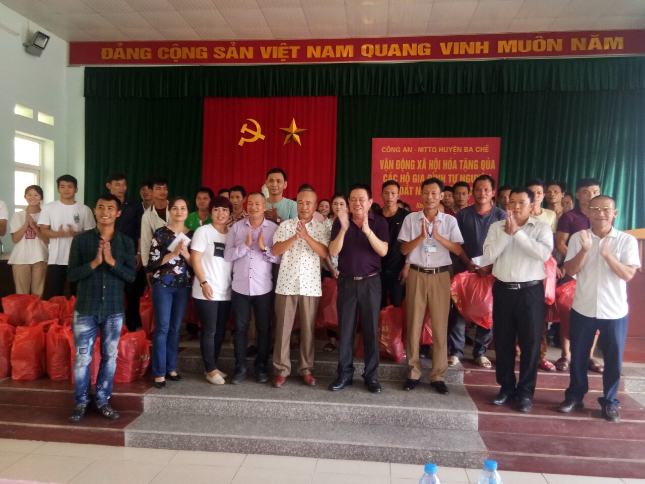 Đại diện các đơn vị trao quà cho 41 hộ tự nguyện thoát nghèo năm 2018 tại xã Nam Sơn.