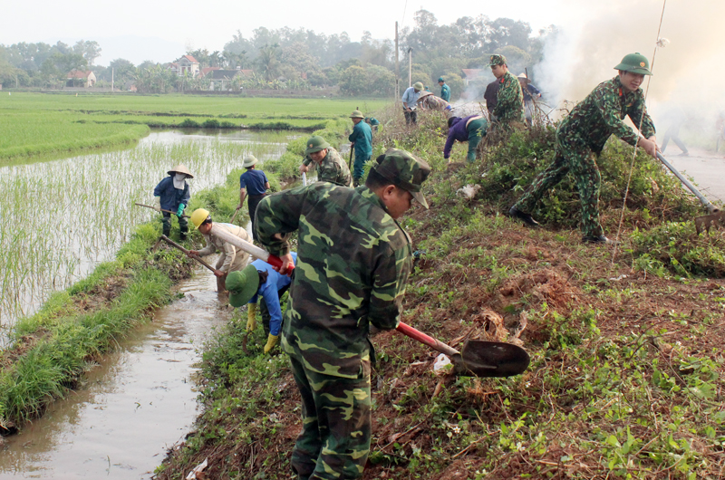 Cán bộ chiến sĩ LLVT TX Quảng Yên giúp đỡ nhân dân nạo vét, khơi thông dòng chảy kênh mương nội đồng phục vụ sản xuất trên địa bàn. 