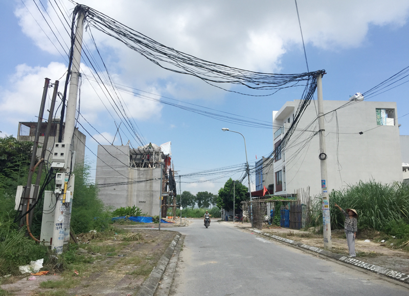 Hệ thống dây điện chằng chịt tiềm ẩn nhiều nguy cơ gây mất an toàn tại khu đô thị Cao Xanh - Hà Khánh A.