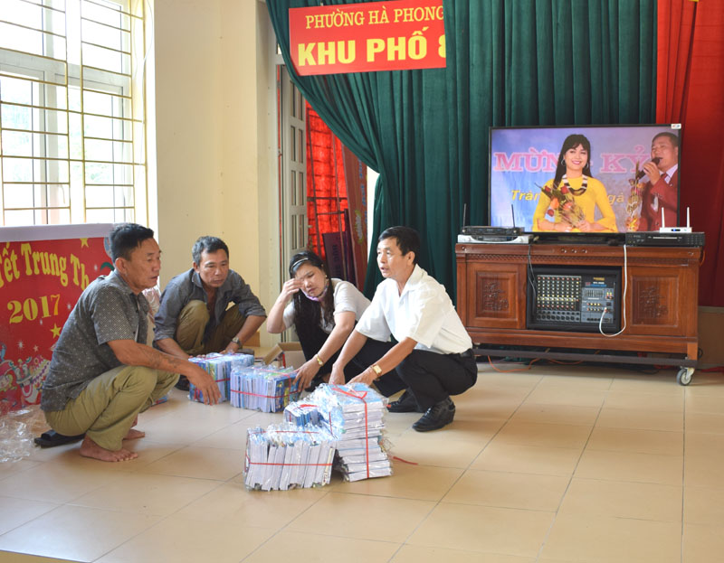 CCB Nguyễn Văn Bội (ngoài cùng bên phải) cùng bà con khu phố 8, chuẩn bị phần thưởng cho trẻ em nhân dịp năm học mới 2018