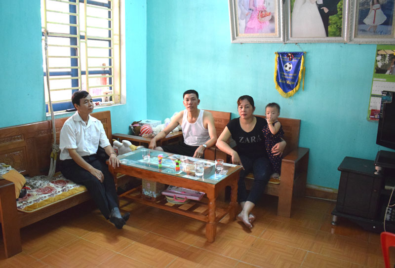 CCB Nguyễn Văn Bội đến thăm hỏi động viên gia đình anh Dương Văn Tất, người được ông giúp đỡ ổn ddnhj cuộc sống khi mới lên khu phố 8