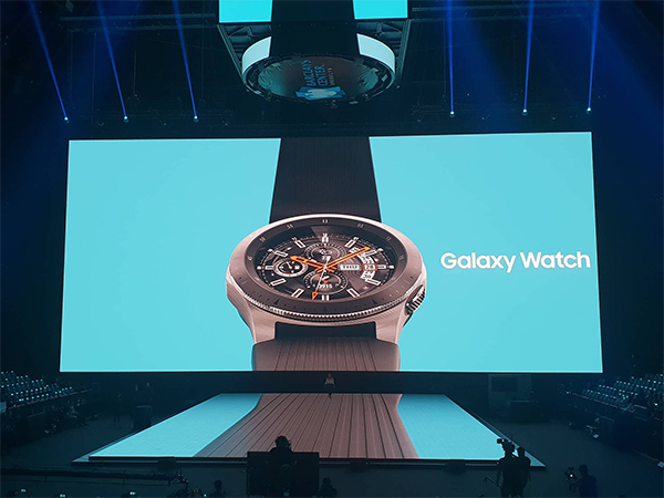 Đồng hồ thông minh của Samsung có thương hiệu hoàn toàn mới là Galaxy Watch. 