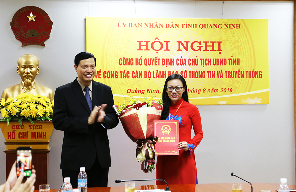 Phó Bí thư Tỉnh ủy, Chủ tịch UBND tỉnh Nguyễn Đức Long trao Quyết định bổ nhiệm Giám đốc Sở TT&TT cho đồng chí Lê Ngọc Hân.
