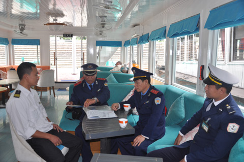 TTGT thủy kiểm tra hành chính tàu du lịch trên Vịnh Hạ Long 