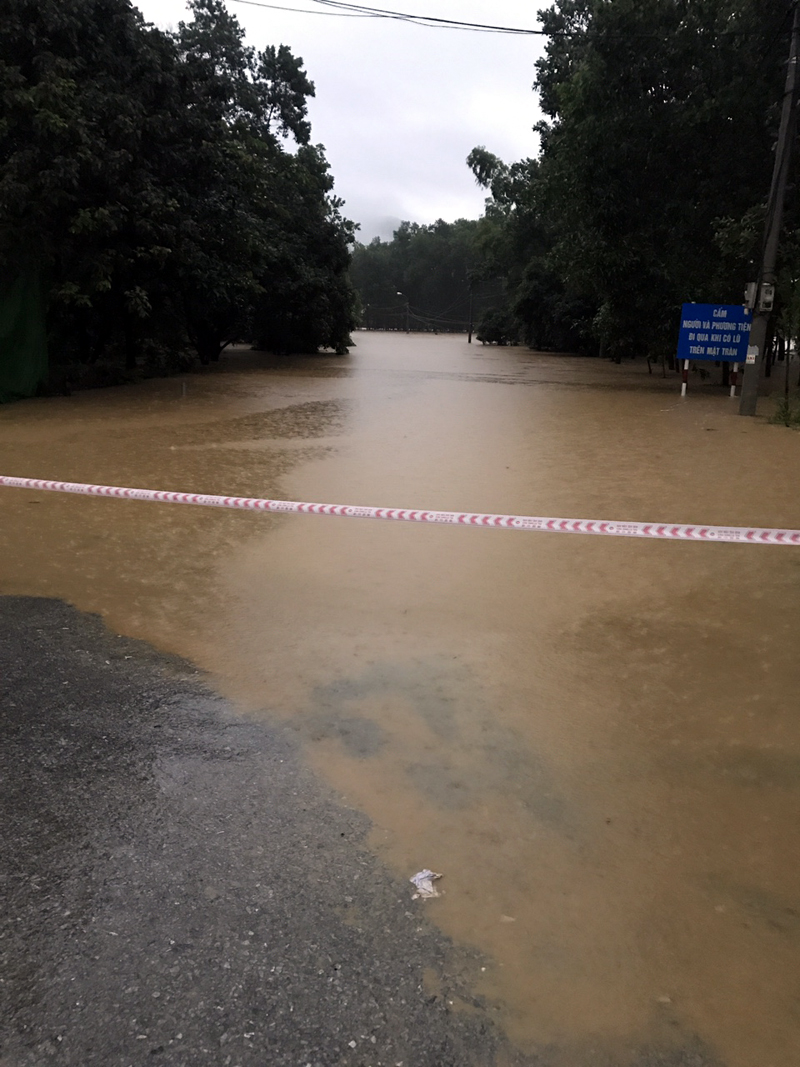 Ngầm tràn Khe Giữa bị ngập gây chia cắt tuyến tỉnh lộ 326 qua địa bàn thôn Đoàn Kết, xã Dương Huy