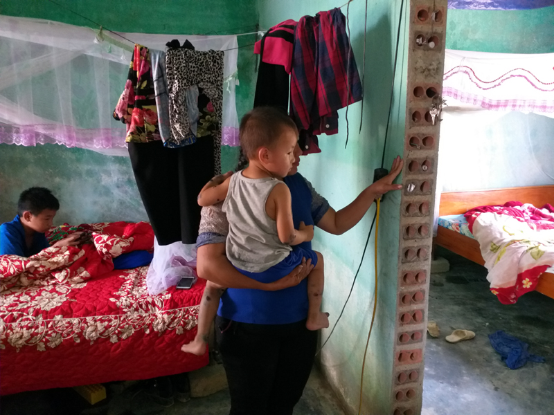 Chị Ninh Thị Mến ở thôn Đồng Mậu chỉ vào vết nước ngập trong nhà sau sạu trận lũ hồi cuối tháng 6 vừa qua