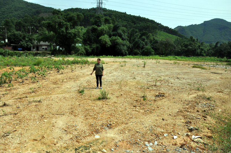 Đất đai canh tác nông nghiệp ở thôn Đồng Mậu bị đất, đá vùi lấp sau trận mưa cuối tháng 6 mới đây
