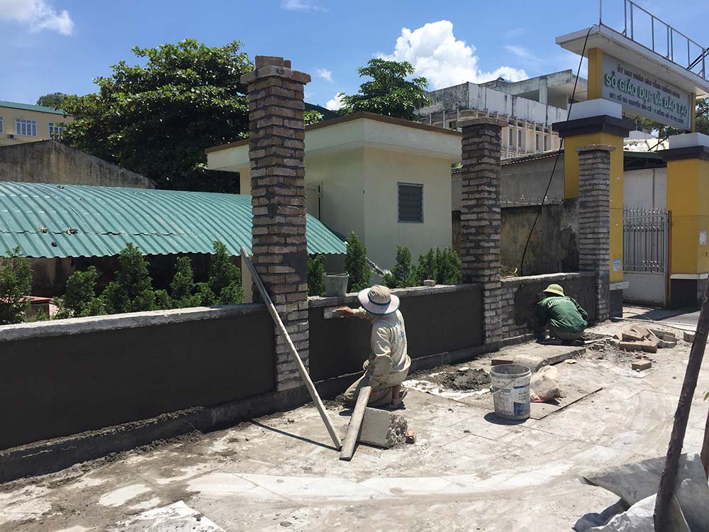 Trường THPT Hòn Gai đang tích cực sửa chữa tường rào phía trước nhà trường