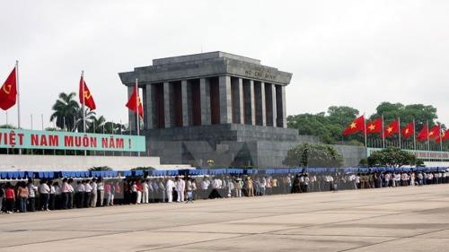 Sau 2 tháng tạm ngừng để làm công tác bảo dưỡng, tu bổ định kỳ năm 2018, Lăng Chủ tịch Hồ Chí Minh mở cửa trở lại từ ngày 16/8.