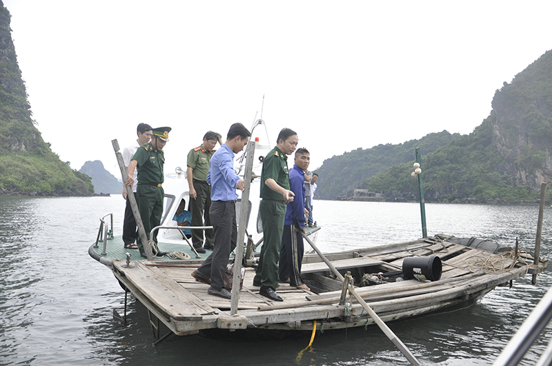 Đoàn công tác của tỉnh kiểm tra hoạt động đánh bắt thủy sản của ngư dân trên vịnh Bái Tử Long.