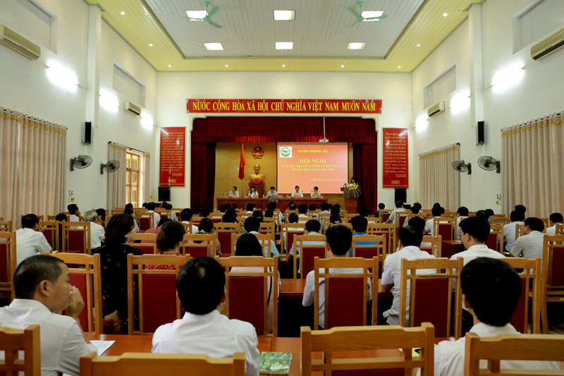 Đông đảo đại diện các doanh nghiệp, hợp tác xã trên địa bàn huyện Hoành Bồ tham dự hội nghị.