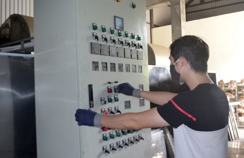 Kỹ sư làm việc tại HTX Chế biến sắn dây chất lượng cao Đông triều điều khiển hệ thống máy sấy bột bằng điện.
