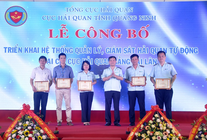 Cục Hải quan Quảng Ninh khen thưởng 5 đơn vị.