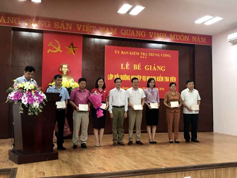 Đồng chí Sa Như Hòa, Phó Chủ nhiệm Uỷ ban Kiểm tra Trung ương trao giấy chứng nhận hoàn thành khoá học cho các học viên. Ảnh: Vũ Thanh Tùng (Uỷ ban Kiểm tra Tỉnh uỷ) 