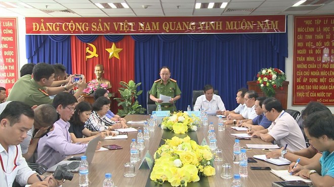 Đại tá Trần Văn Chín (người đứng), Phó giám đốc Công an tỉnh Bình Dương cung cấp thông tin cho báo chí. (Ảnh: Nguyễn Văn Việt/TTXVN)