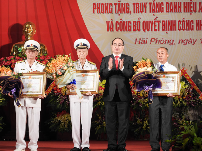 Thay mặt Chủ tịch nước, Ông Nguyễn Thiện Nhân trao phong tặng và truy tặng danh hiệu Anh hùng lực lượng vũ trang nhân dân cho 3 cá nhân Ảnh Lê Tân