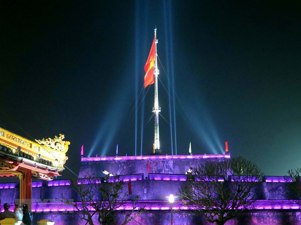 Kỳ đài Huế được thắp sáng trong đêm. (Ảnh: Quốc Việt/TTXVN)