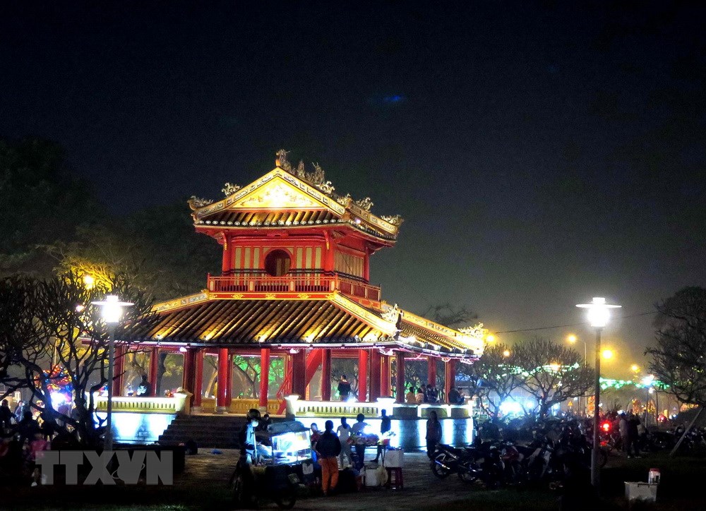 Cùng với thắp sáng Kỳ Đại Huế, Phu Văn Lâu cũng được chiếu sáng rực rỡ vào ban đêm. (Ảnh: Quốc Việt/TTXVN)
