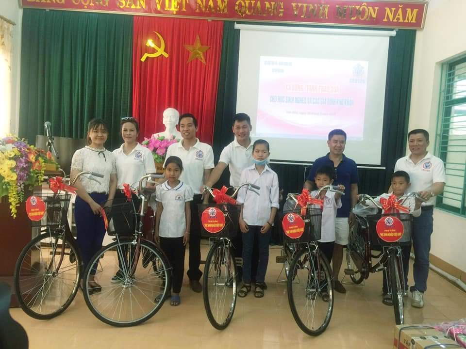 Huyện đoàn Vân Đồn phối hợp với Hội chữ thập đỏ huyện trao tặng quà, xe đạp cho trẻ em có hoàn cảnh khó khăn trên địa bàn huyện