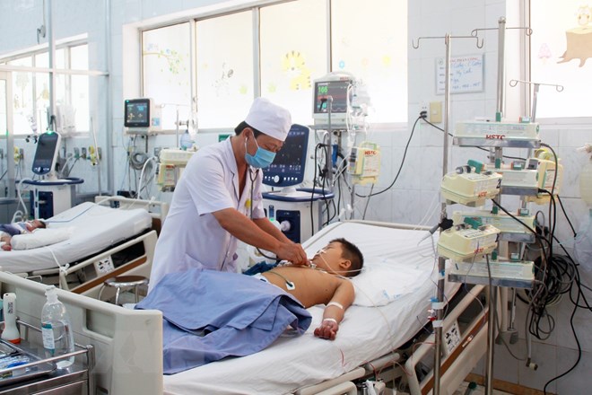 Bệnh nhi Nguyễn Đức A. đang được tích cực điều trị tại Bệnh viện Nhi đồng Đồng Nai. (Ảnh: Lê Xuân/TTXVN)