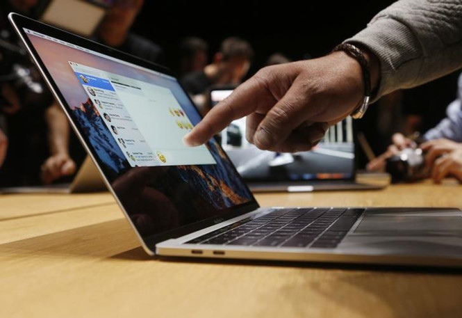 Một chiếc máy tính Mac bị dính lỗ hổng bảo mật có thể khiến hệ thống mạng công ty bị tổn thương. ẢNH: REUTERS