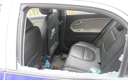 Cánh cửa ô tô bị đối tượng Phúc dùng đá đập bể.