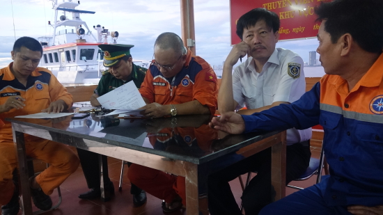 Cán bộ Trung tâm Phối hợp tìm kiếm cứu nạn Hàng hải Việt Nam làm thủ tục bàn giao thuyền viên tàu bị nạn cho cơ quan chức năng. Ảnh: Hồng Pha