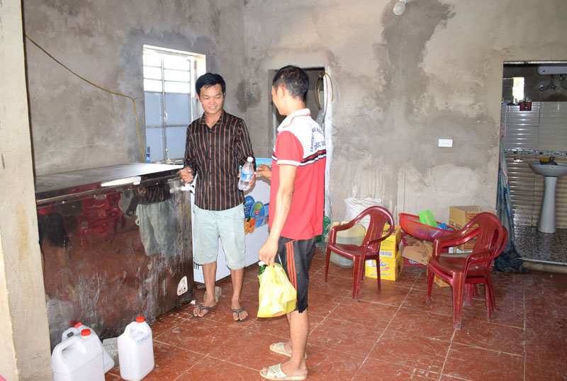 Đẻ thực sự thoát được nghèo, anh Triệu A Hai, thôn Khe Vang đã năng động mở dịch vụ bán hàng tại nhà để có thu nhập hàng ngày