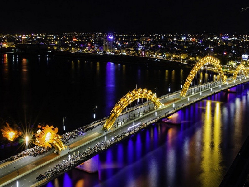 Nhắc đến Đà Nẵng chắc hẳn không ai không biết ở Đà Nẵng có cây cầu Rồng nổi tiếng. Cầu Rồng là cây cầu thứ 6 và là cây cầu mới nhất bắc qua sông Hàn. Vì cây cầu có hình dáng giống một con rồng nên được gọi là Cầu Rồng.