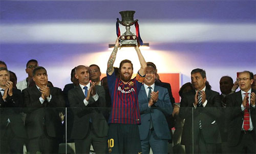 Messi có danh hiệu thứ 33 ở cấp CLB. Ảnh: Reuters