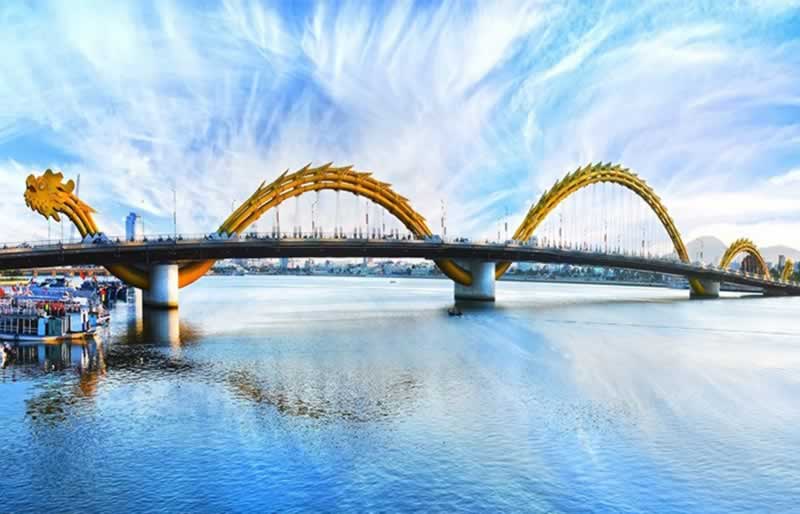 Cầu Rồng được khởi công xây dựng vào tháng 7/ 2009,  với số vốn đầu tư hơn 1.700 tỷ đồng.